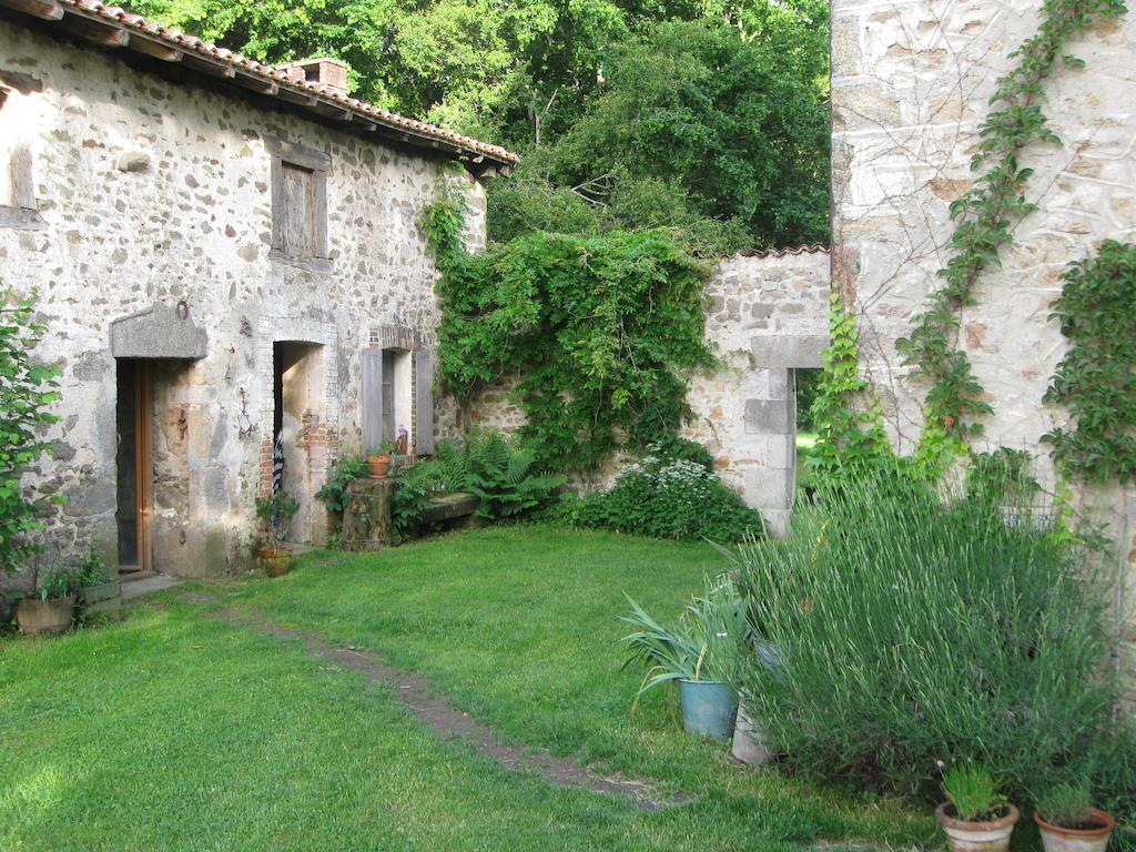 Le Domaine De Panissac Bed and Breakfast Berneuil  Exteriör bild